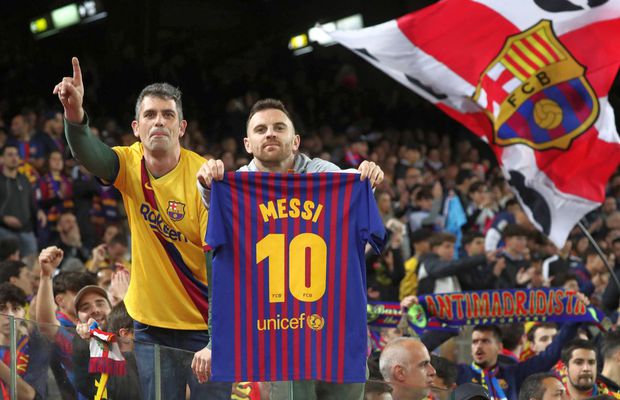„Blat” pe Camp Nou la Barcelona - Real Madrid?! Momentul devenit viral pe social media ar fi fost aranjat de Laporta