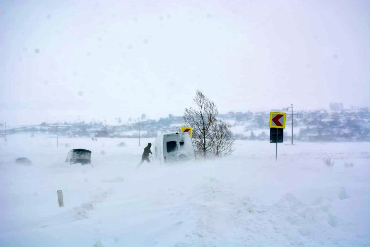 Zăpezi abundente în Botoșani - imagini cu ravagiile făcute de ninsoare