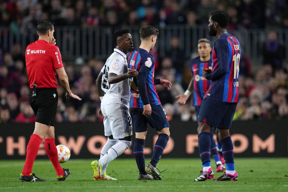 Gavi și Vinicius au fost la un pas de încăierare! La pauză, brazilianul s-a dus să-i ceară explicații + Gest obscen făcut de spaniol