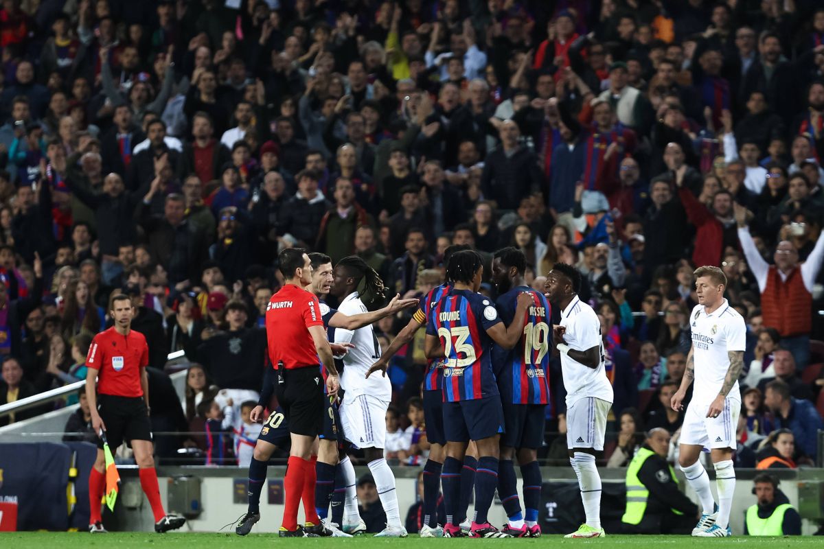 Gavi și Vinicius au fost la un pas de încăierare! La pauză, brazilianul s-a dus să-i ceară explicații + Gest obscen făcut de spaniol