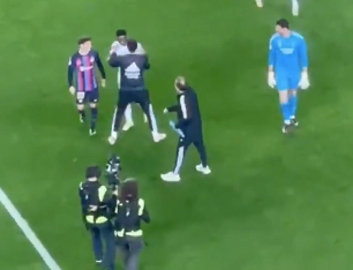 Gavi și Vinicius au fost la un pas de încăierare! La pauză, brazilianul s-a dus să-i ceară explicații + Gest obscen făcut de spaniol