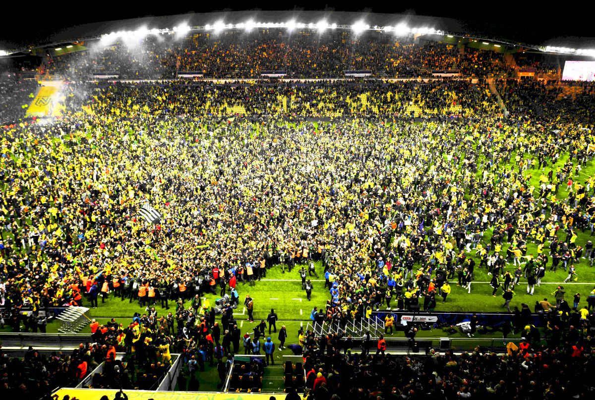 Imagini uluitoare în Franța: mii de oameni au invadat terenul, după calificarea în finala Cupei + Un nume important din România, prezent la meci