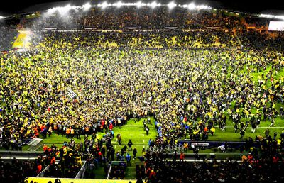 Imagini uluitoare în Franța: mii de oameni au invadat terenul, după calificarea în finala Cupei + Un nume important din România, prezent la meci