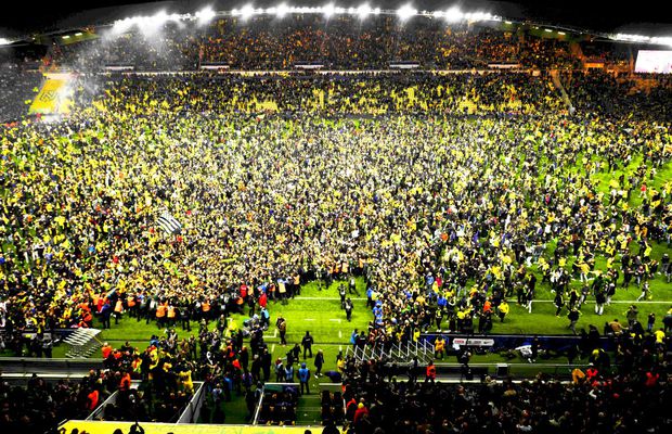 Imagini uluitoare în Franța: mii de oameni au invadat terenul, după calificarea în finala Cupei + Un nume important din România, prezent la meci