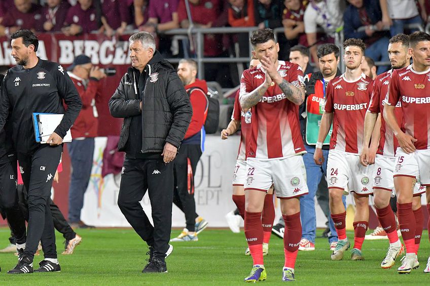 Cristi Săpunaru, în centru, aplaudând după Rapid - CFR Cluj 1-4 // foto: Cristi Preda, GSP