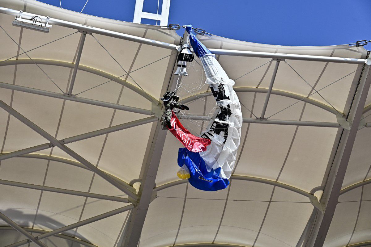 Scene uluitoare: parașutistul a rămas atârnat de acoperișul stadionului din Franța! Meciul a fost întârziat