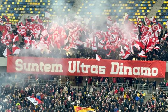 Ultrașii de la Peluza Sud Dinamo au afișat o scenografie de dimensiuni mici în derby-ul cu Rapid, din runda a treia a play-off-ului.