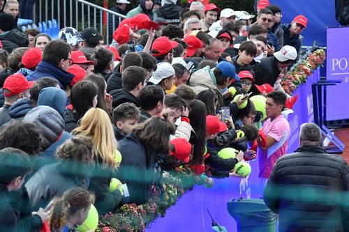 Sebastian Baez, principalul favorit, a fost asaltat pentru autografe și poze după fiecare victorie repurtată la București. Foto: Cristi Preda (GSP)