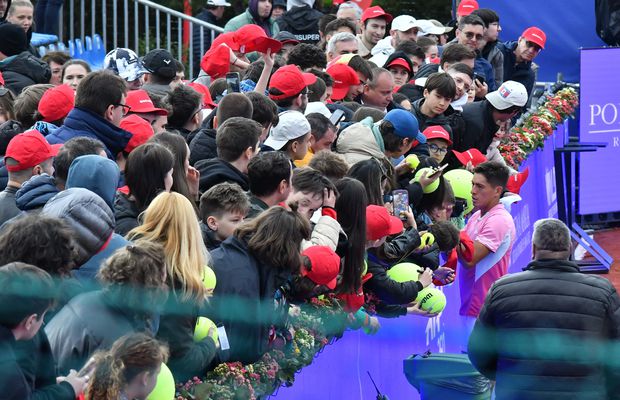 Reportaj între noroi și VIP la „Țiriac Open”: avalanșă de copii, cât costă mâncarea și materialele sportive, zonele de distracție și armata de voluntari + Ce vedete s-au perindat prin tribune