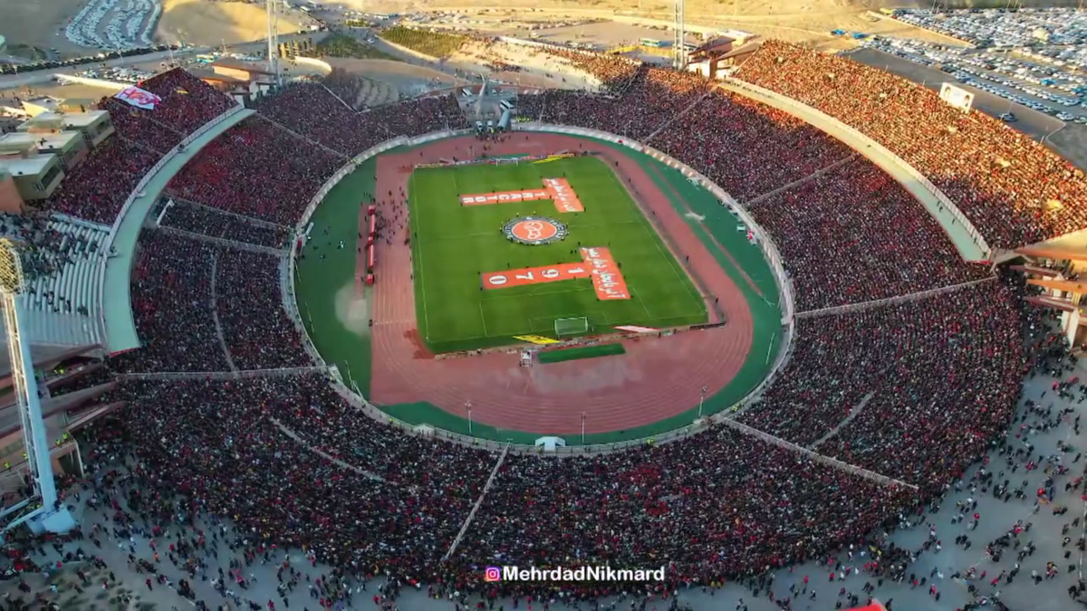 Ce nebunie! Imagini fabuloase cu peste 60.000 de oameni pe stadion în Iran