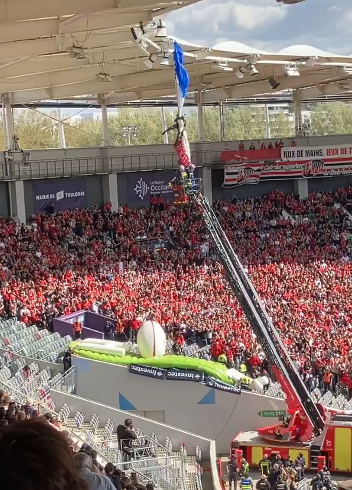 Scene uluitoare: parașutistul a rămas atârnat de acoperișul stadionului din Franța! Meciul a fost întârziat