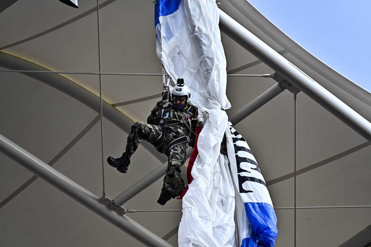 Scene uluitoare: parașutistul a rămas atârnat de acoperișul stadionului din Franța! Meciul a fost întârziat