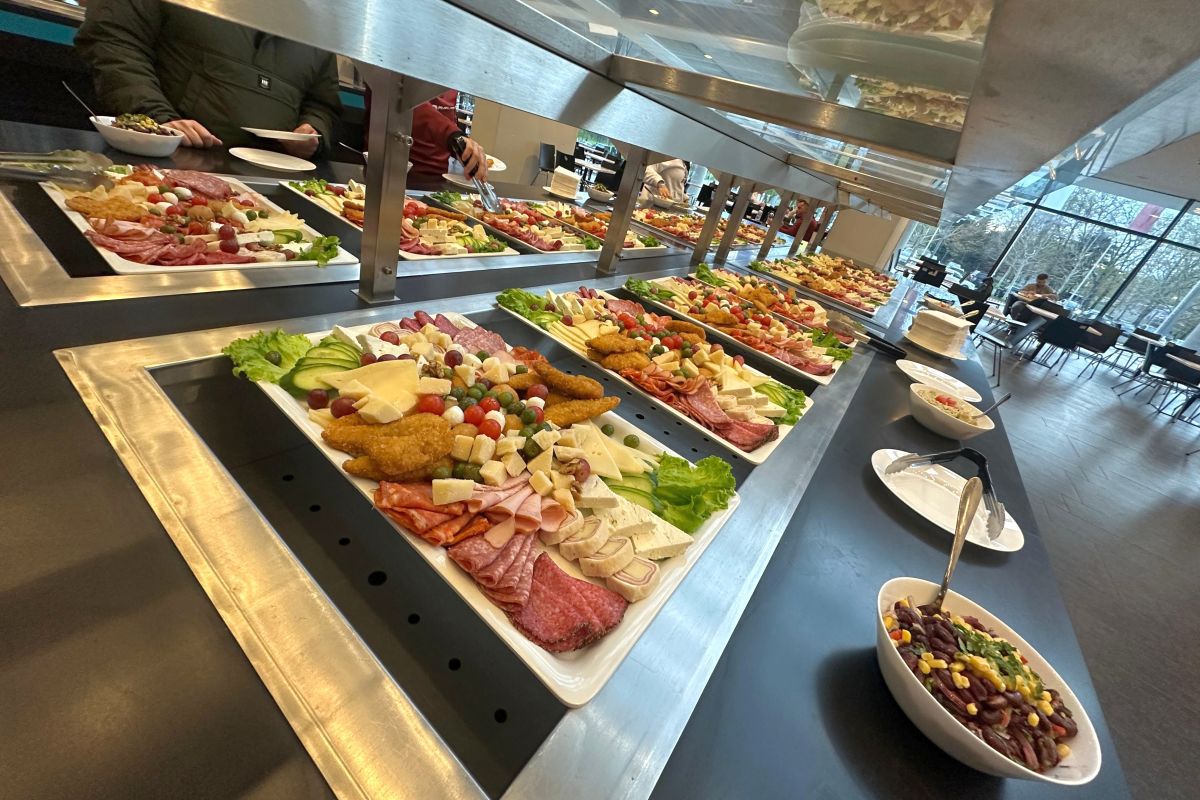 Cum arată zona VIP înainte de Rapid - Dinamo » Meniul primit de fanii care au plătit 250 de lei