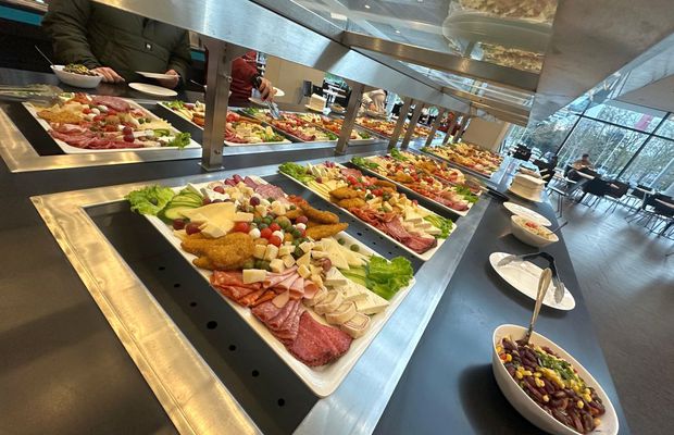 Cum arată zona VIP înainte de Rapid - Dinamo » Meniul primit de fanii care au plătit 250 de lei