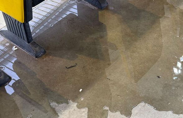 Arena Națională se degradează » Imagini incredibile înainte de Rapid - Dinamo: ploaia s-a infiltrat prin tavan