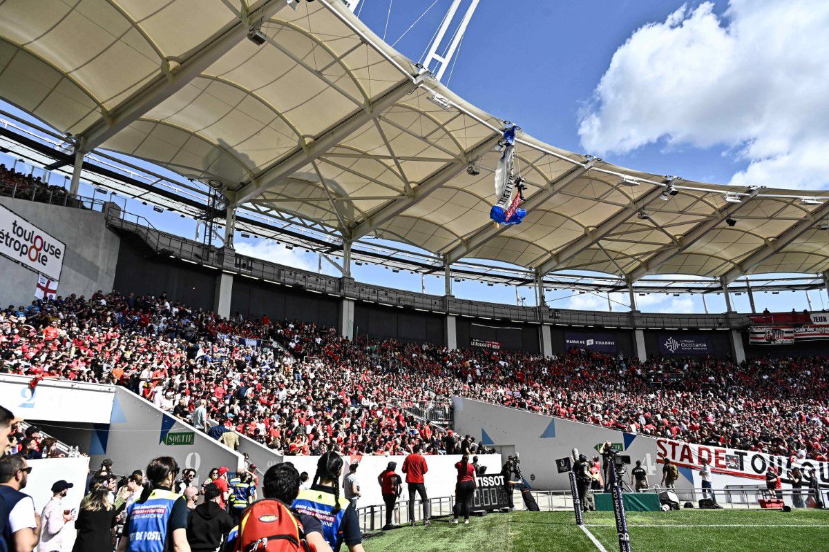 Scene uluitoare: parașutistul a rămas atârnat de acoperișul stadionului din Franța! Meciul a fost întârziat