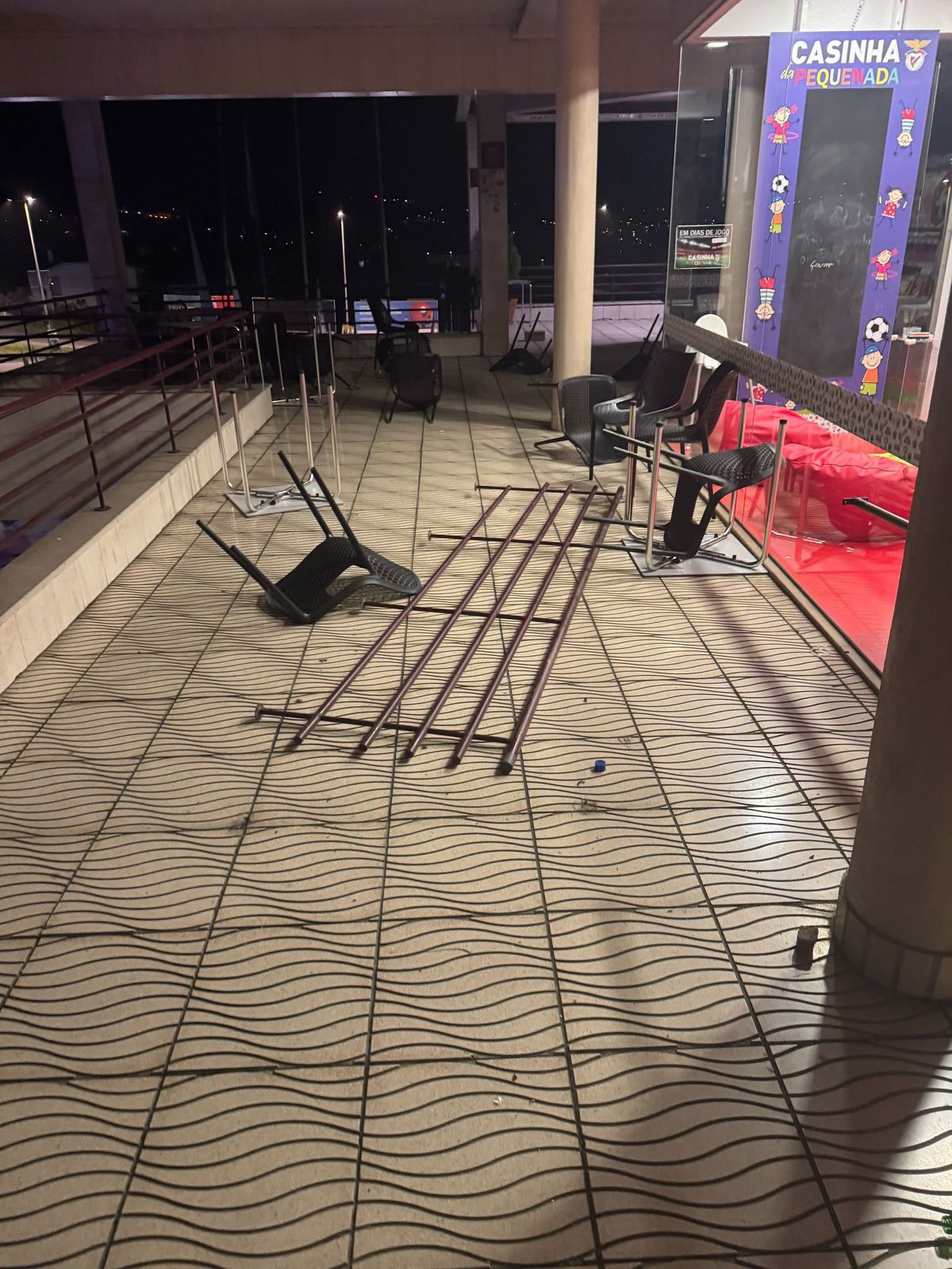 Teroare în noapte » Huliganii au luat cu asalt sediile clubului