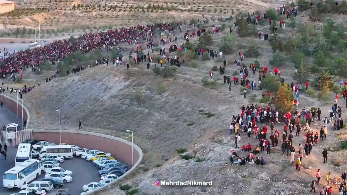 Ce nebunie! Imagini fabuloase cu peste 60.000 de oameni pe stadion în Iran