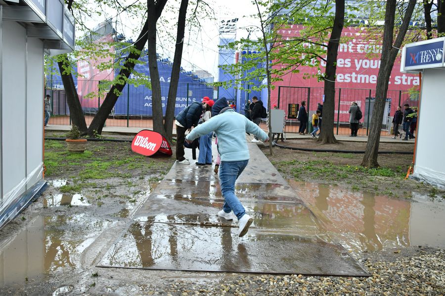 Reportaj între noroi și VIP la „Țiriac Open”: avalanșă de copii, cât costă mâncarea și materialele sportive, zonele de distracție și armata de voluntari + Ce vedete s-au perindat prin tribune