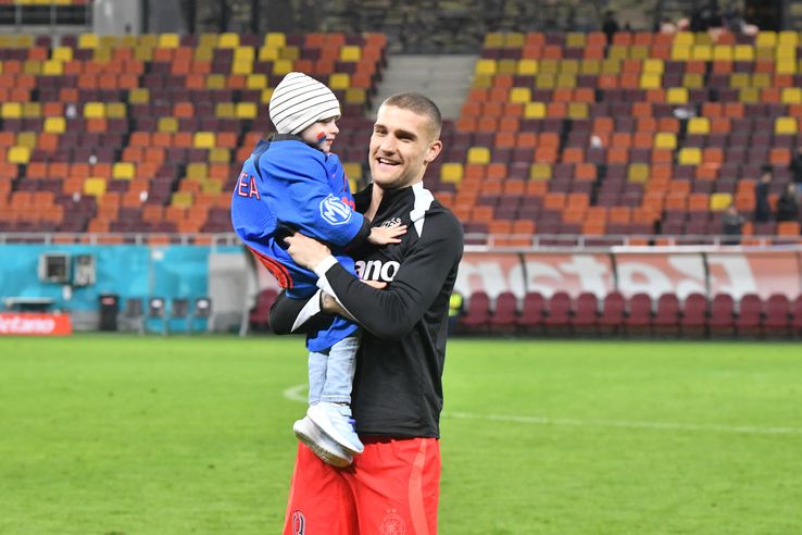 Daniel Bîrligea i-a dat tricoul unui copil, după FCSB - U Cluj, foto: Cristi Preda