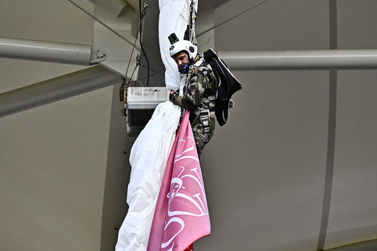 Scene uluitoare: parașutistul a rămas atârnat de acoperișul stadionului din Franța! Meciul a fost întârziat