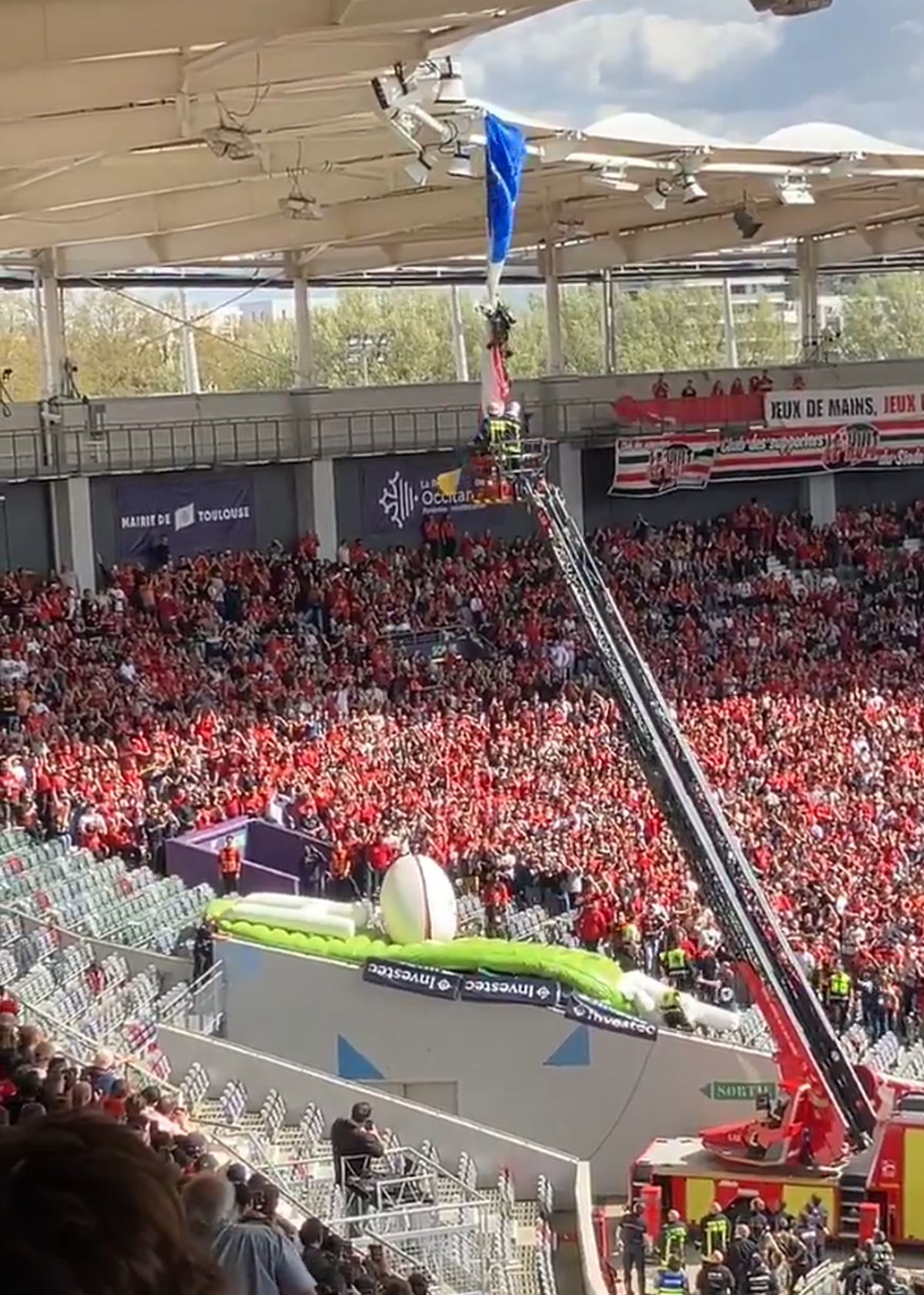 Scene uluitoare: parașutistul a rămas atârnat de acoperișul stadionului din Franța! Meciul a fost întârziat