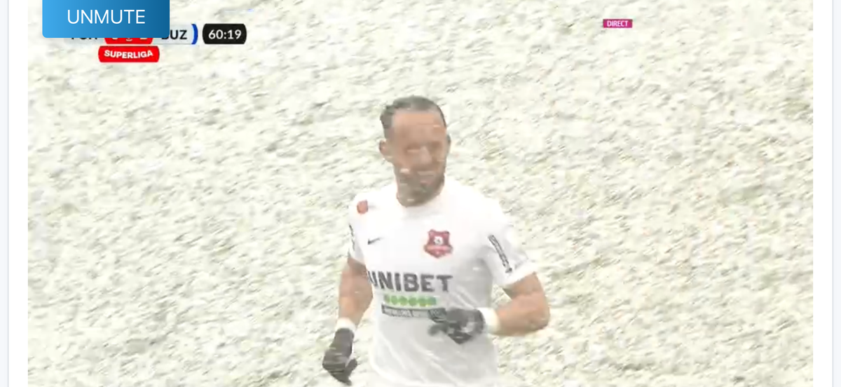 Imaginile lunii în Superliga » Jucătorul i-a luat lopata din mână și a început să sprinteze