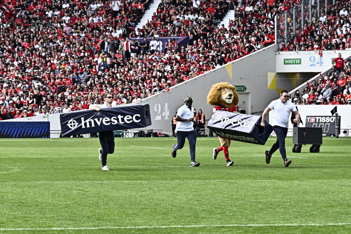 Scene uluitoare: parașutistul a rămas atârnat de acoperișul stadionului din Franța! Meciul a fost întârziat