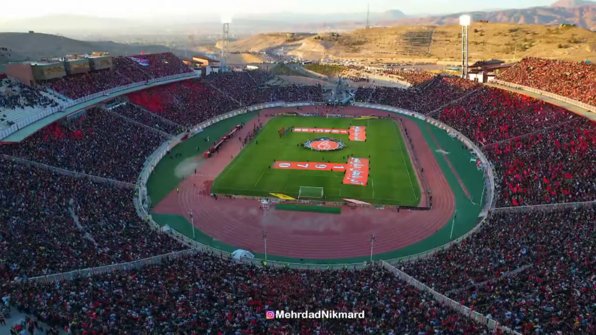 Ce nebunie! Imagini fabuloase cu peste 60.000 de oameni pe stadion în Iran