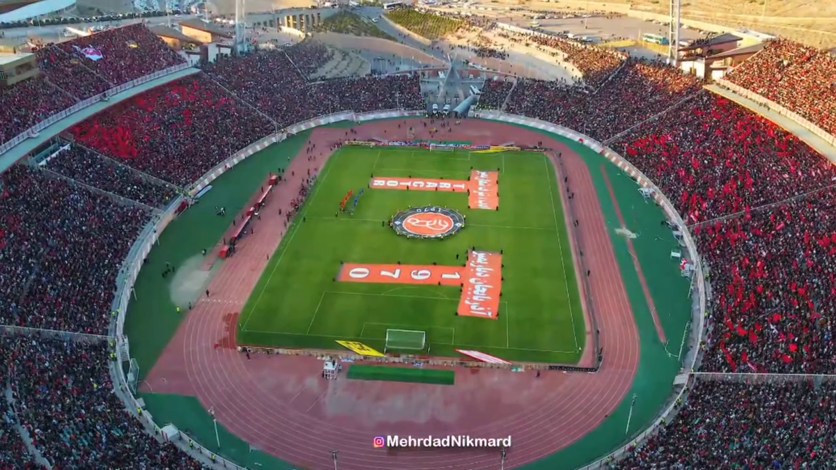 Ce nebunie! Imagini fabuloase cu peste 60.000 de oameni pe stadion în Iran