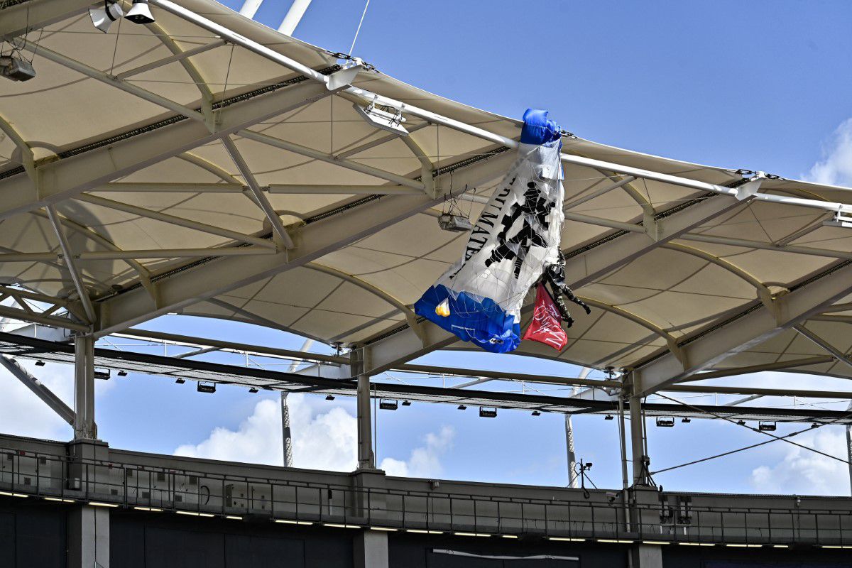 Scene uluitoare: parașutistul a rămas atârnat de acoperișul stadionului din Franța! Meciul a fost întârziat