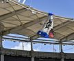 Scene uluitoare: parașutistul a rămas atârnat de acoperișul stadionului din Franța! Meciul a fost întârziat