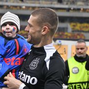 Daniel Bîrligea i-a dat tricoul unui copil, după FCSB - U Cluj, foto: Cristi Preda