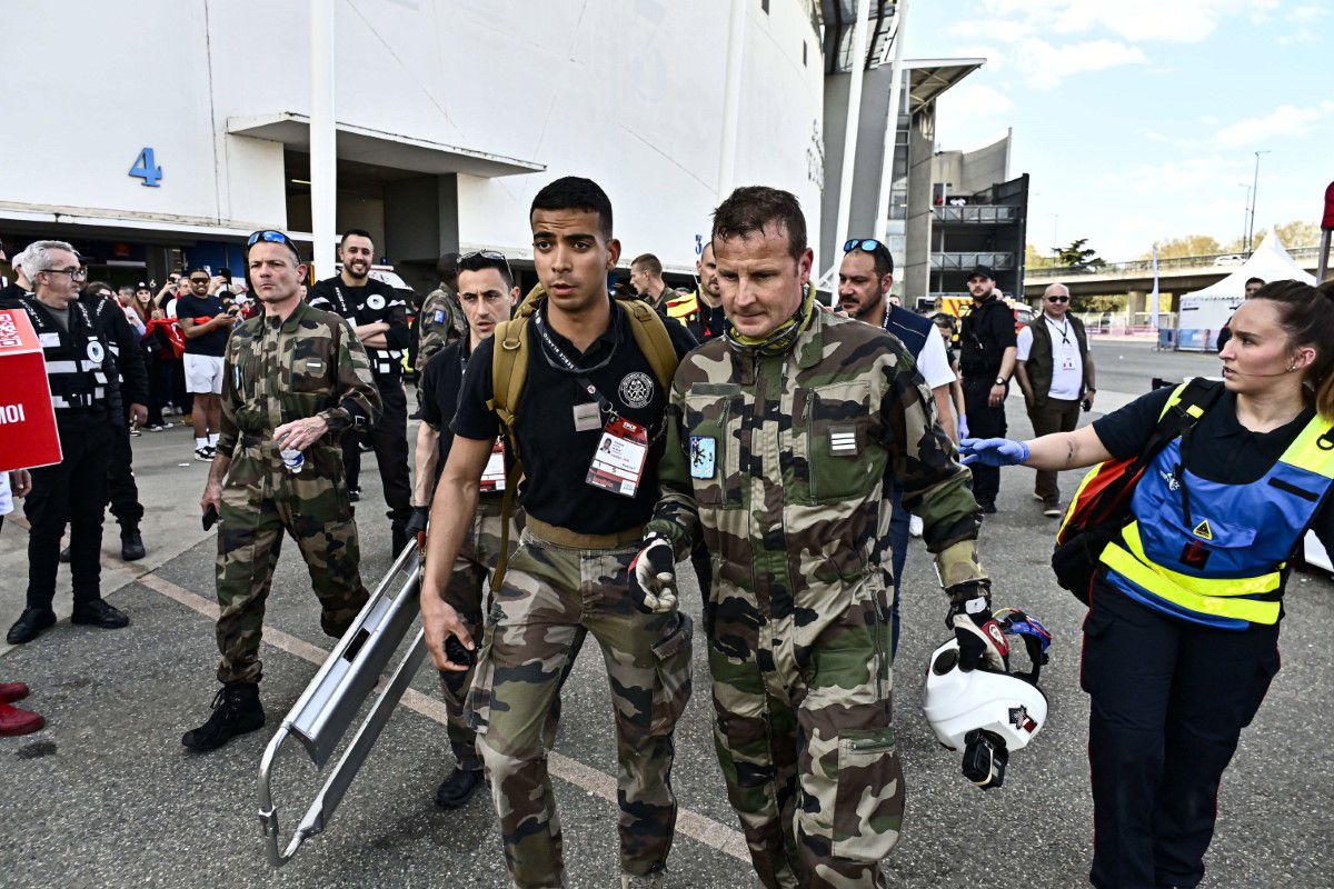 Scene uluitoare: parașutistul a rămas atârnat de acoperișul stadionului din Franța! Meciul a fost întârziat