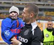 Daniel Bîrligea i-a dăruit tricoul de joc unui copil, la câteva minute după FCSB - U Cluj 1-0, foto: Cristi Preda