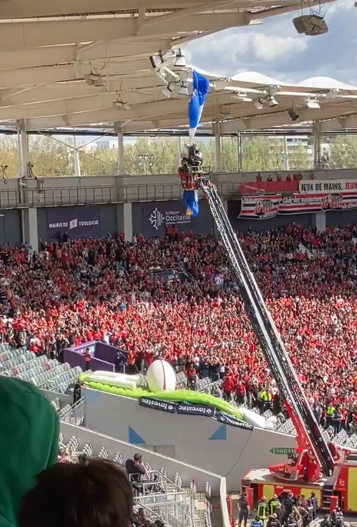 Scene uluitoare: parașutistul a rămas atârnat de acoperișul stadionului din Franța! Meciul a fost întârziat