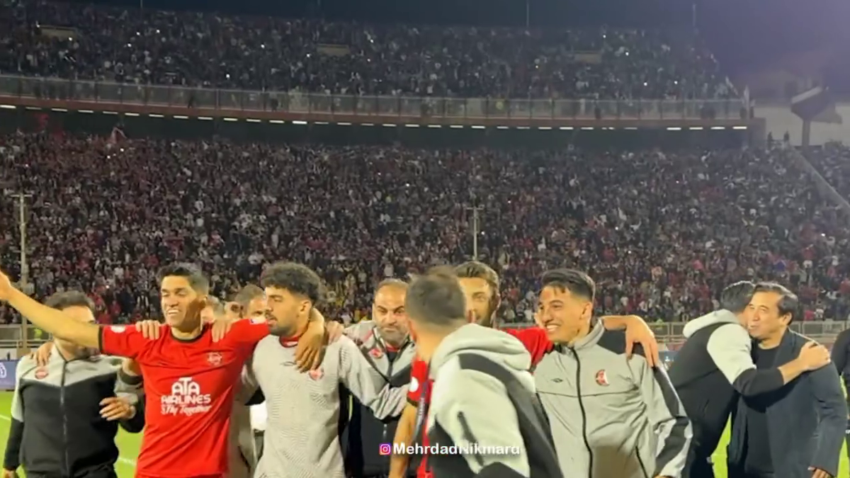 Ce nebunie! Imagini fabuloase cu peste 60.000 de oameni pe stadion în Iran