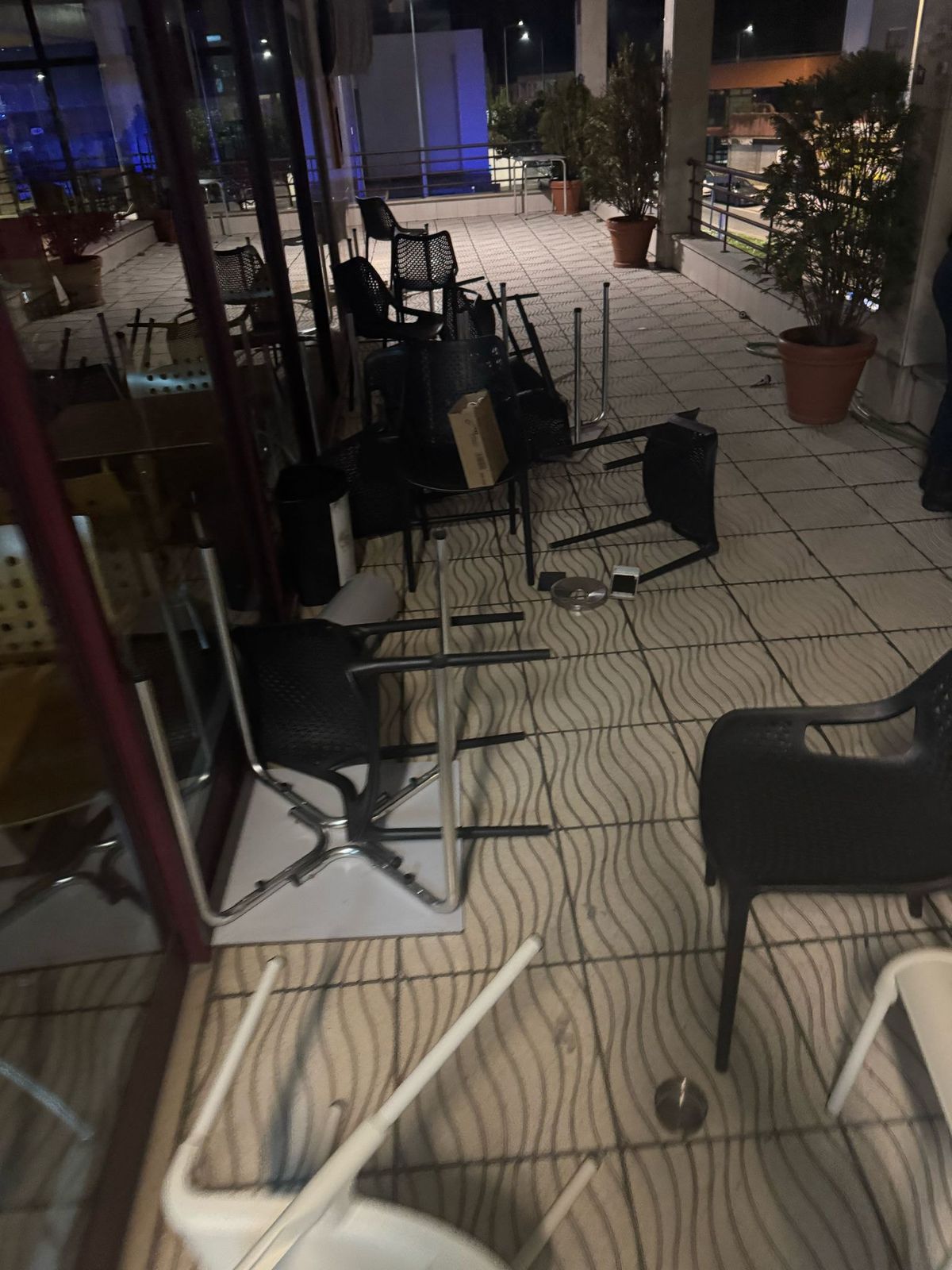 Teroare în noapte » Huliganii au luat cu asalt sediile clubului