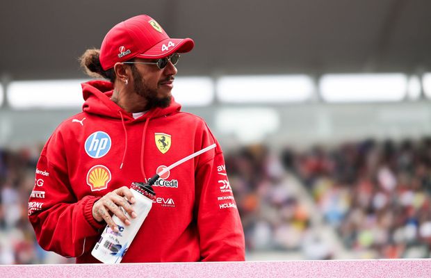 Probleme interne la Ferrari?! Lewis Hamilton surprinde: „Există un deficit între cele două părți ale garajului”