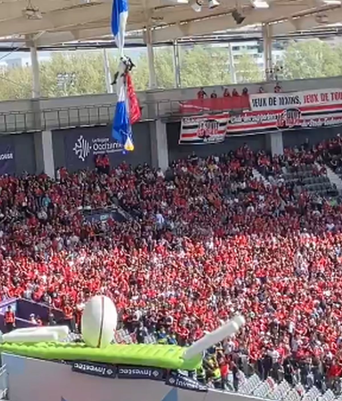 Scene uluitoare: parașutistul a rămas atârnat de acoperișul stadionului din Franța! Meciul a fost întârziat