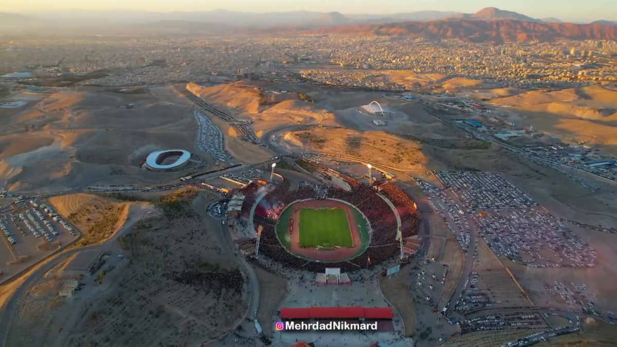 Ce nebunie! Imagini fabuloase cu peste 60.000 de oameni pe stadion în Iran