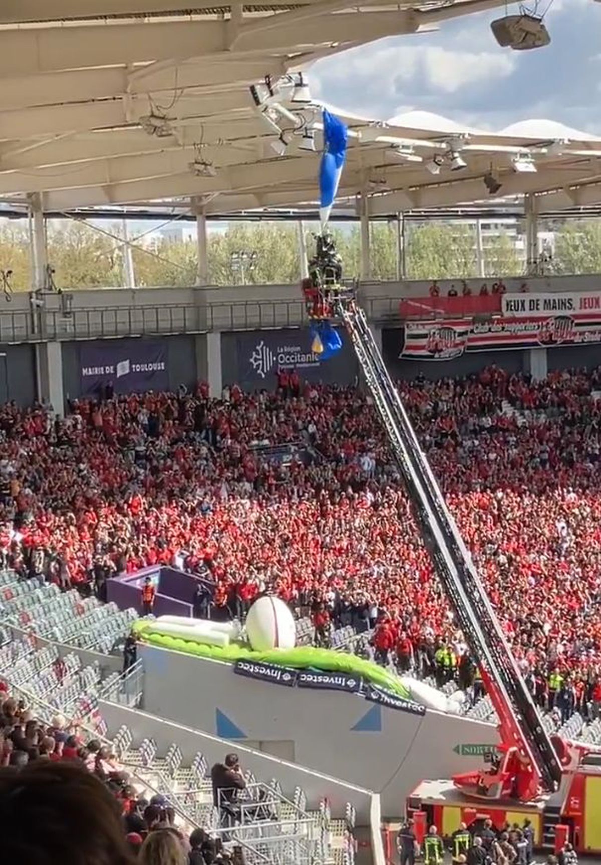 Scene uluitoare: parașutistul a rămas atârnat de acoperișul stadionului din Franța! Meciul a fost întârziat