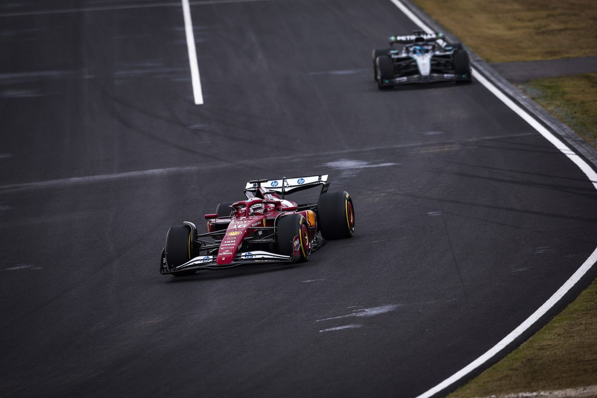 Probleme interne la Ferrari?! Lewis Hamilton surprinde: „Există un deficit între cele două părți ale garajului”