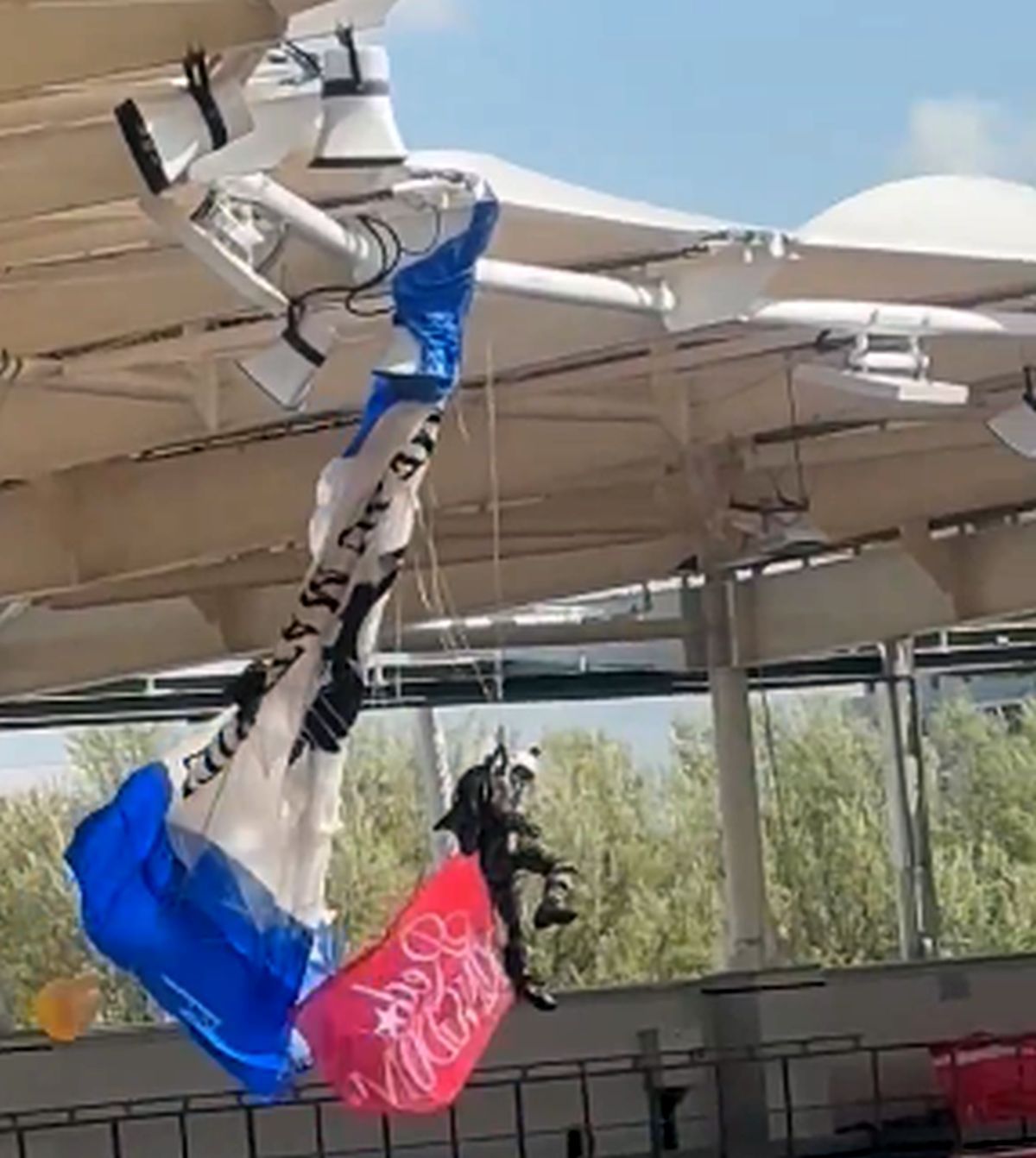 Scene uluitoare: parașutistul a rămas atârnat de acoperișul stadionului din Franța! Meciul a fost întârziat