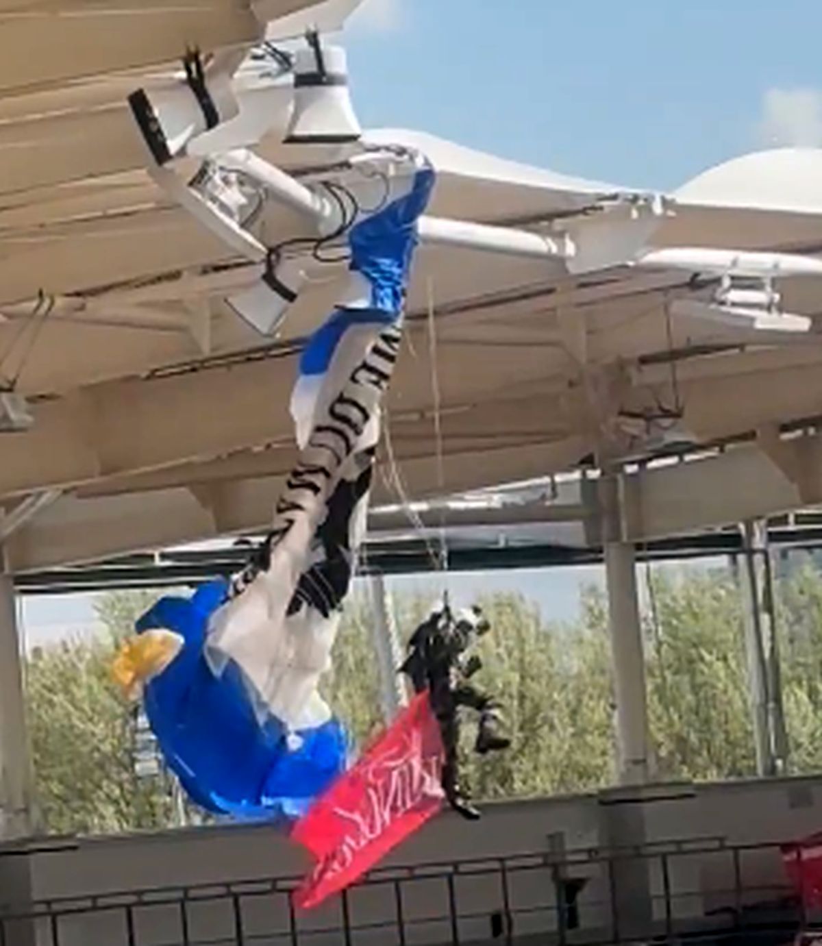 Scene uluitoare: parașutistul a rămas atârnat de acoperișul stadionului din Franța! Meciul a fost întârziat