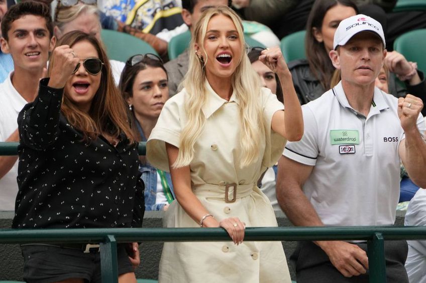 Morgan Riddle (în centru)