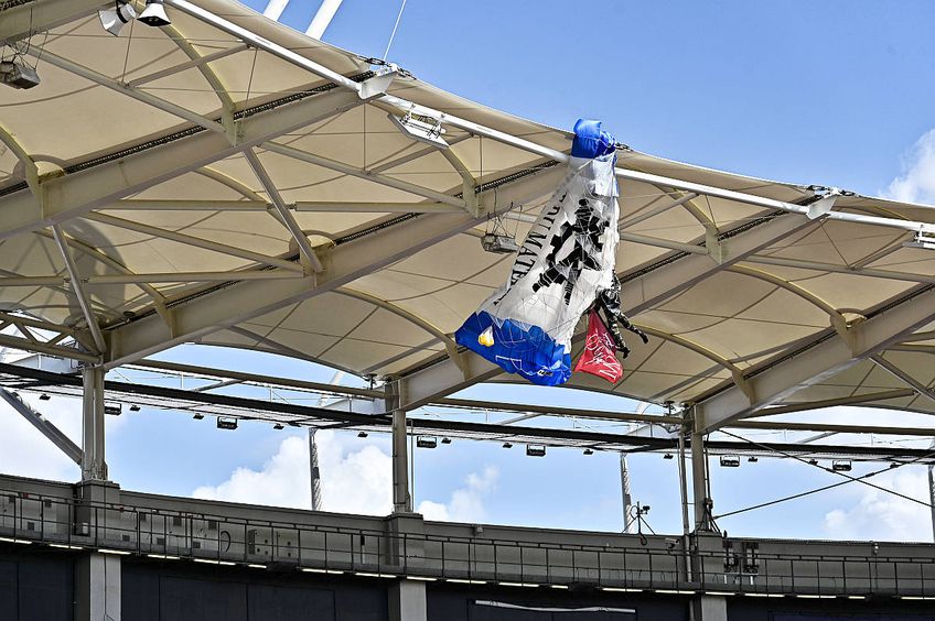 Parașutistul a rămas atârnat de acoperișul stadionului din Toulouse // foto: Imago Images