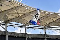 Scene uluitoare: parașutistul a rămas atârnat de acoperișul stadionului din Franța! Meciul a fost întârziat