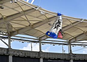 Scene uluitoare: parașutistul a rămas atârnat de acoperișul stadionului din Franța! Meciul a fost întârziat
