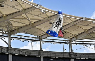 Scene uluitoare: parașutistul a rămas atârnat de acoperișul stadionului din Franța! Meciul a fost întârziat